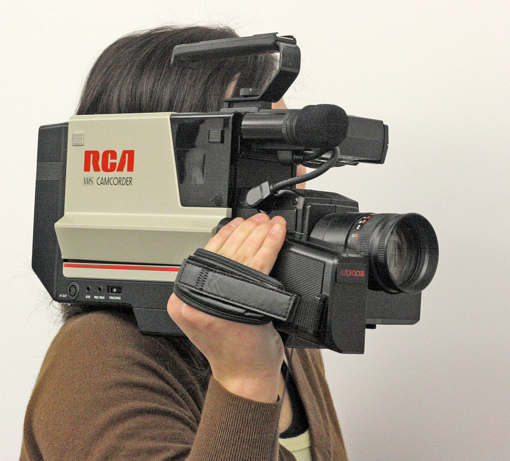 [Image: RCA_VHS_shoulder-mount_Camcorder.jpg]